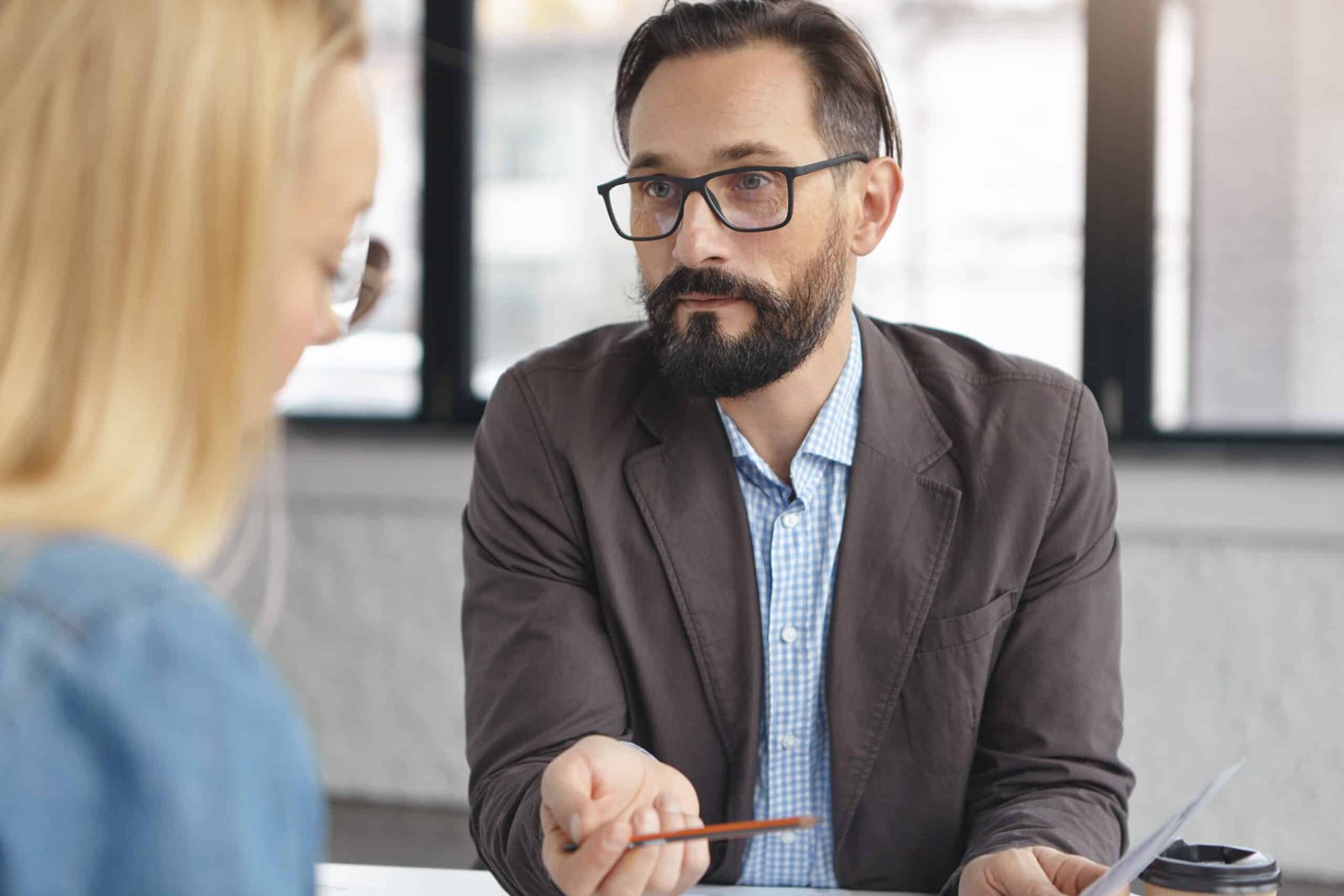 Échange entre un recruteur et une candidate lors d’un entretien d’embauche